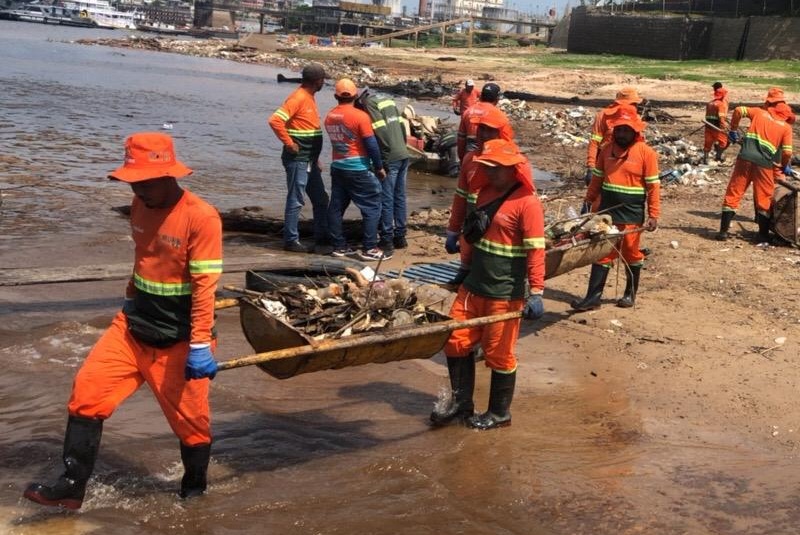 Prefeitura de Manaus realiza ação diária no rio Negro e recolhe mais de 350 toneladas de lixo por mês