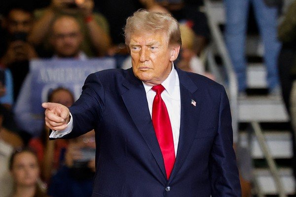Trump prorroga tarifaço e emergência nacional contra o Brasil, e diz que país interfere na economia dos EUA