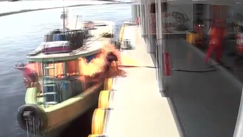 VÍDEO: Barco explode durante abastecimento em Barcelos; passageiros pulam no Rio Negro para escapar